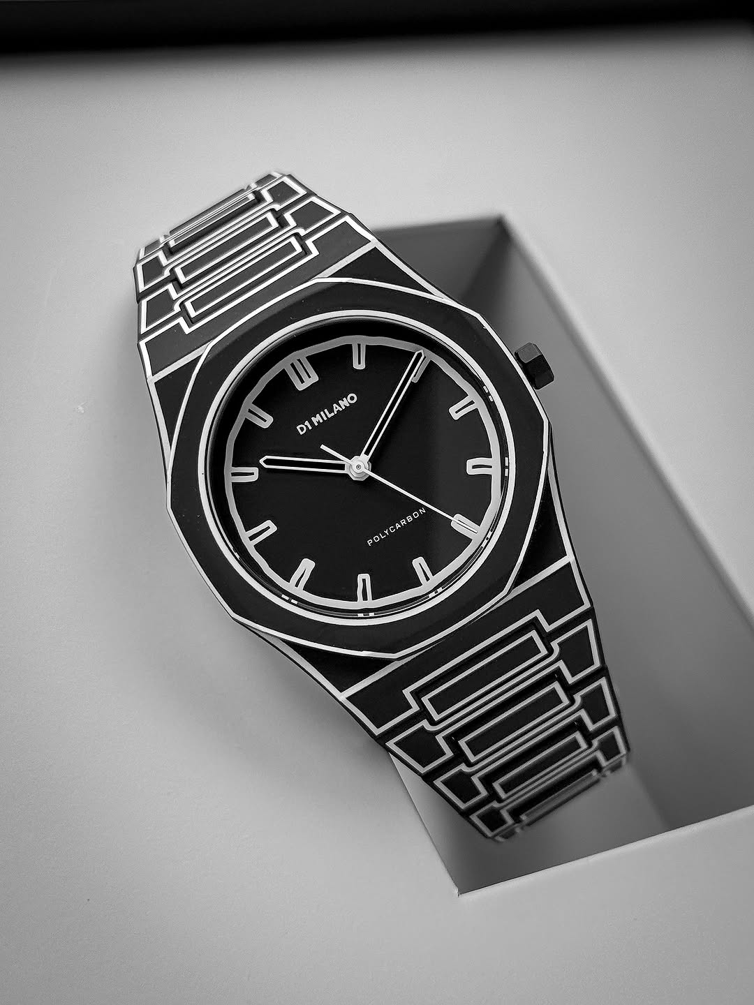 ساعة Carbon fiber اللون الاسود خطوط بيضاء _ offer + جهاز ظبط الستراب