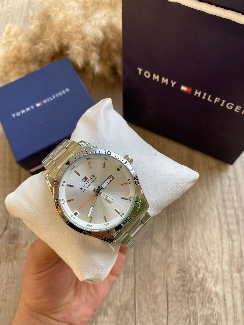 ساعة Tommy Hilfiger Stainless Steel لون سيلفر ميناء سيلفر واسود