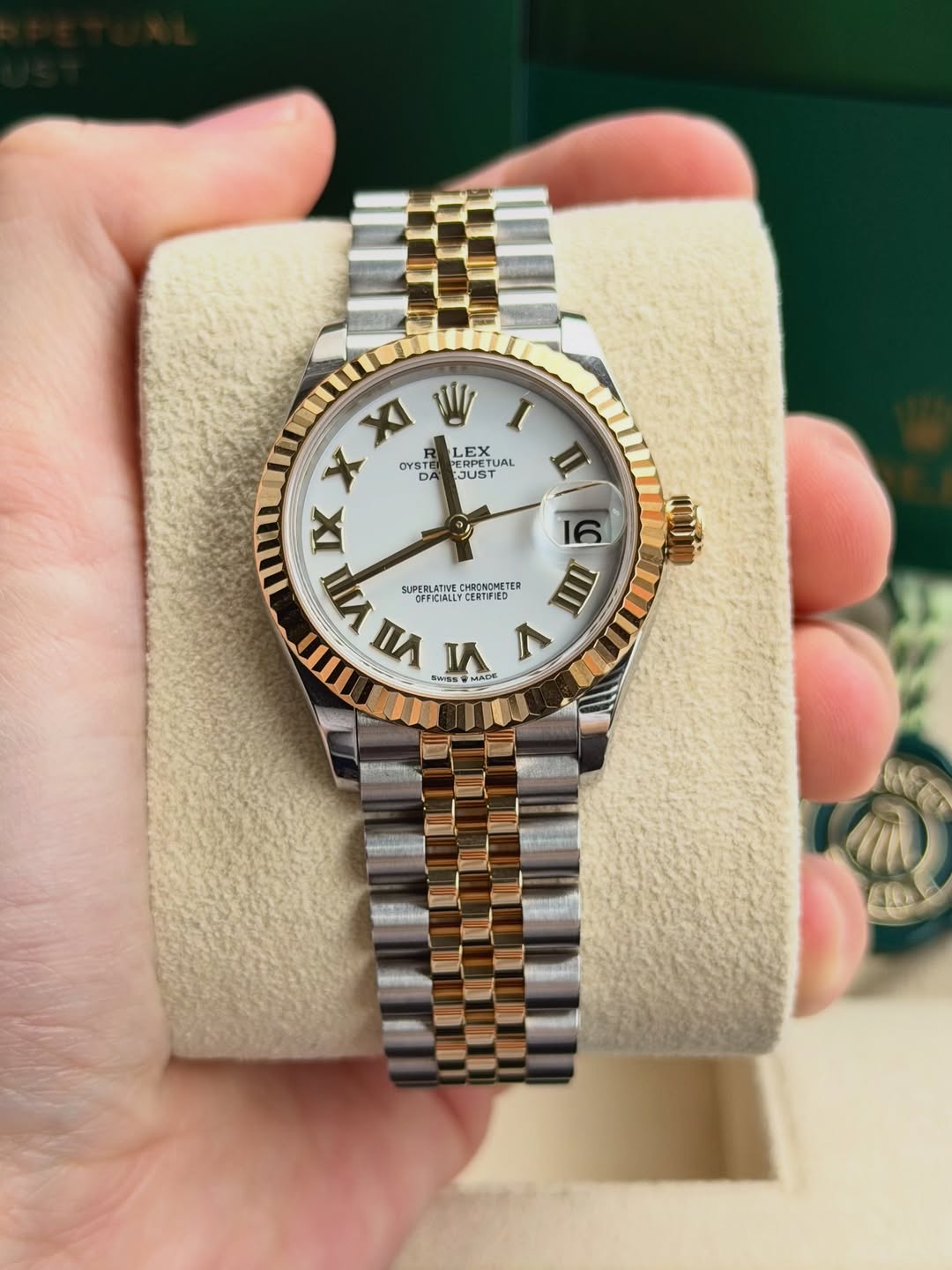 ساعة Rolex Datejust Oyster Watch –  Roman Dial with Date اوستيك سيلفر دهبي ميناء ابيض ارقام لاتيني