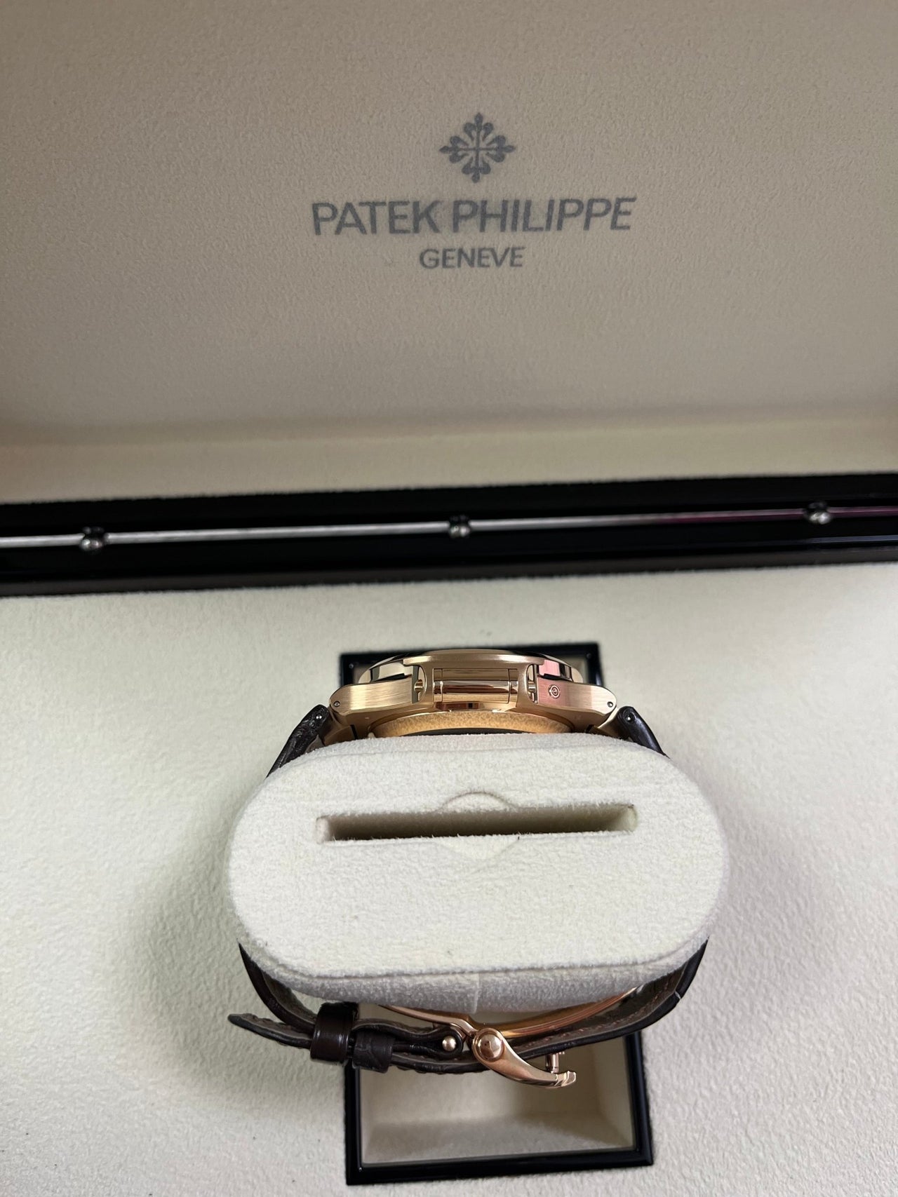ساعة Patek Philippe Leather Watch – Dial with Date & Small Seconds ستراب بني لون ميناء ابيض واسود 