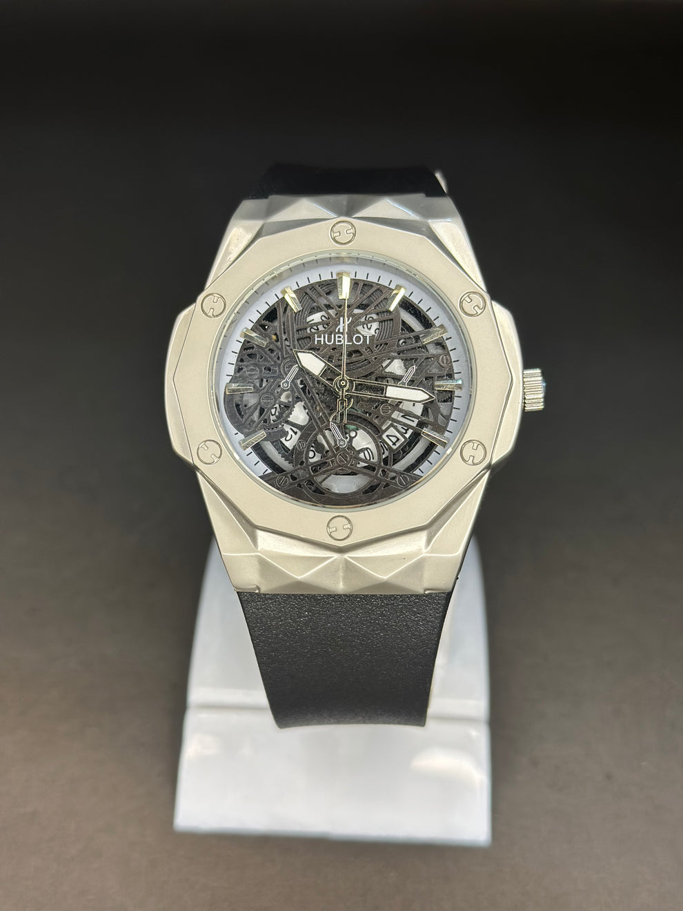 ساعة Hublot Rubber Strap Watch – Silver Dial with Date الشكل الدائري 