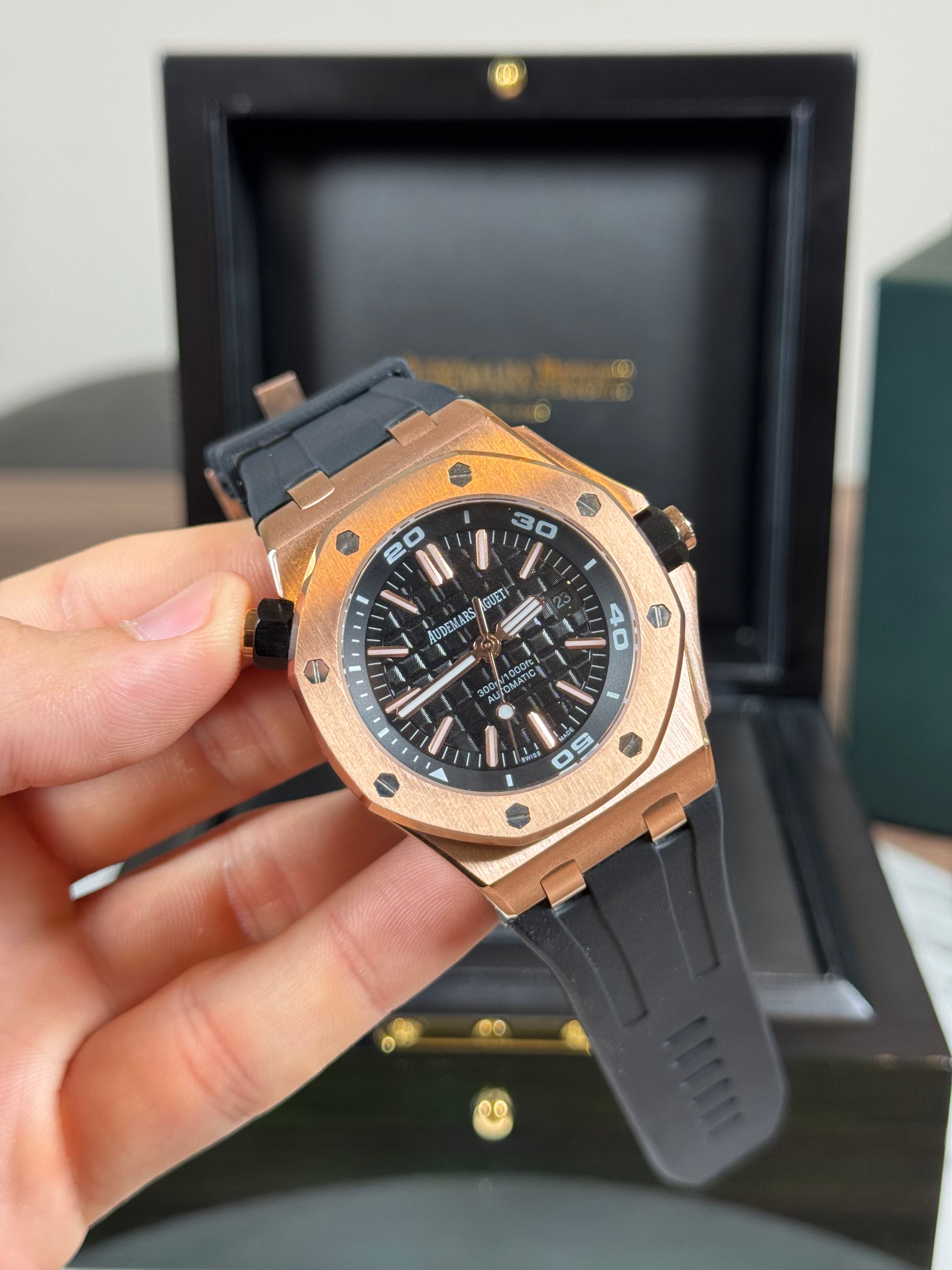 ساعة Audemars Piguet Rubber Strap Watch – Black Dial Rose Gold Bezel with Date