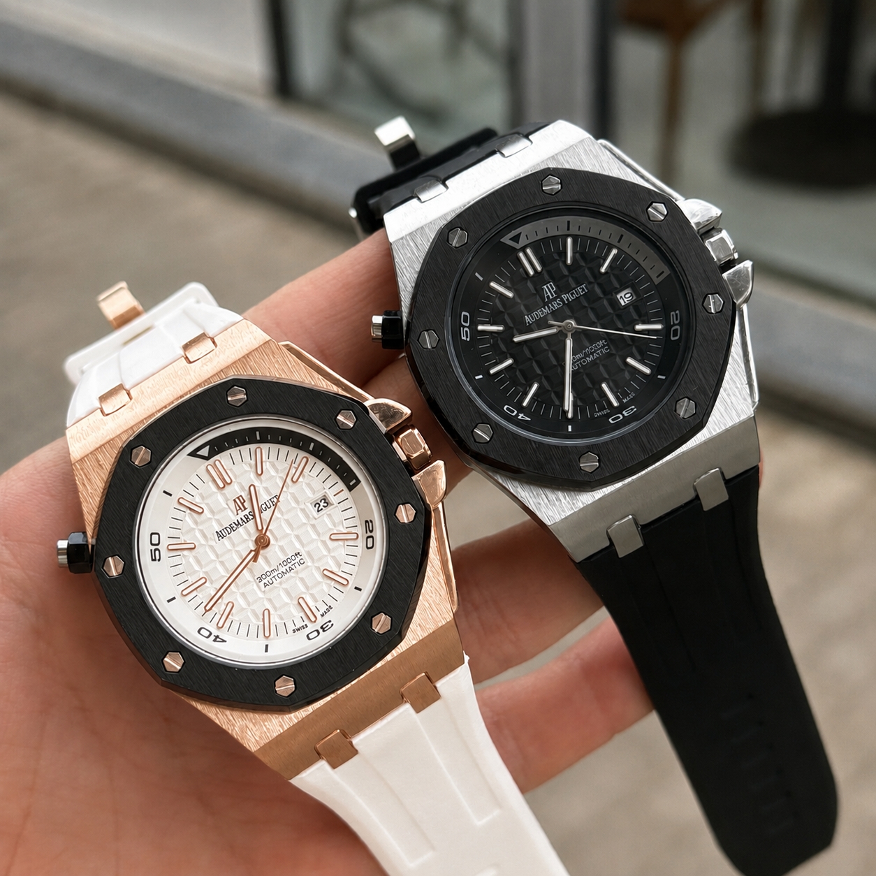 ساعة Audemars Piguet Rubber Strap Watch – Date Display لون ابيض بالكامل واسود بالكامل